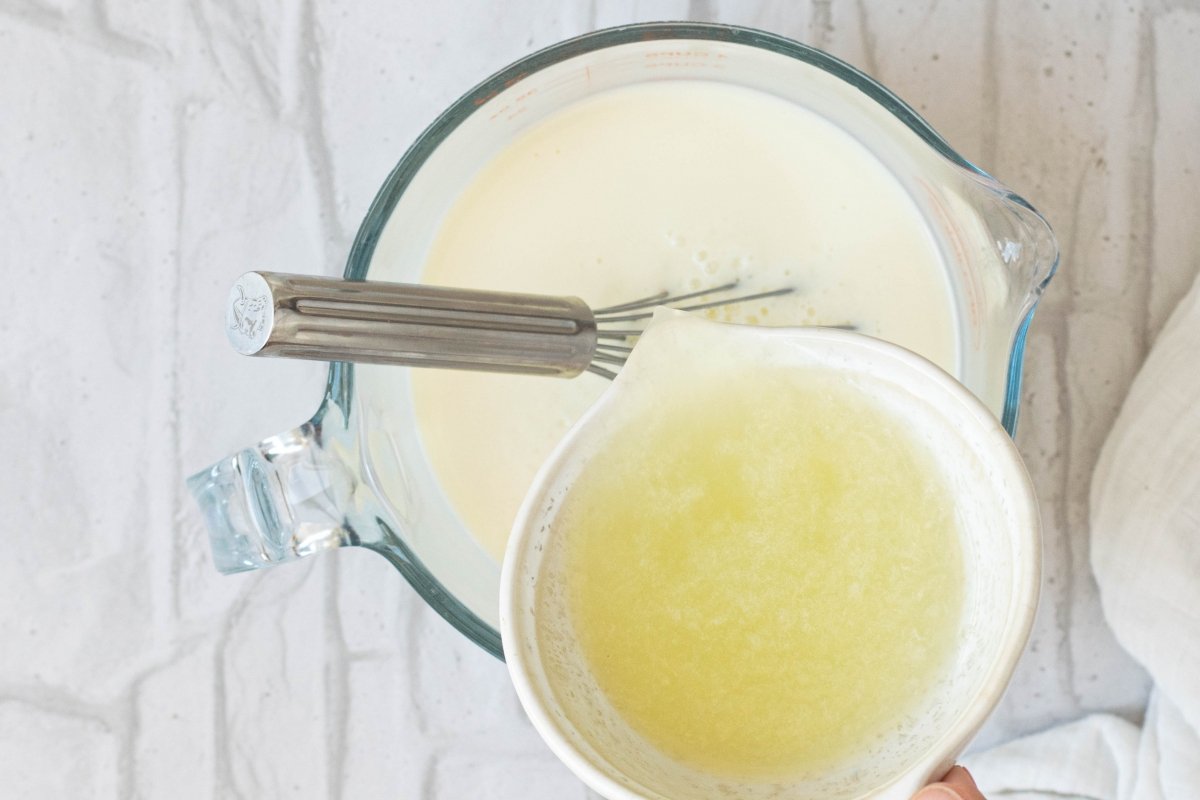 Agregamos el zumo de limón a la mezcla de polos de leche condensada y limón