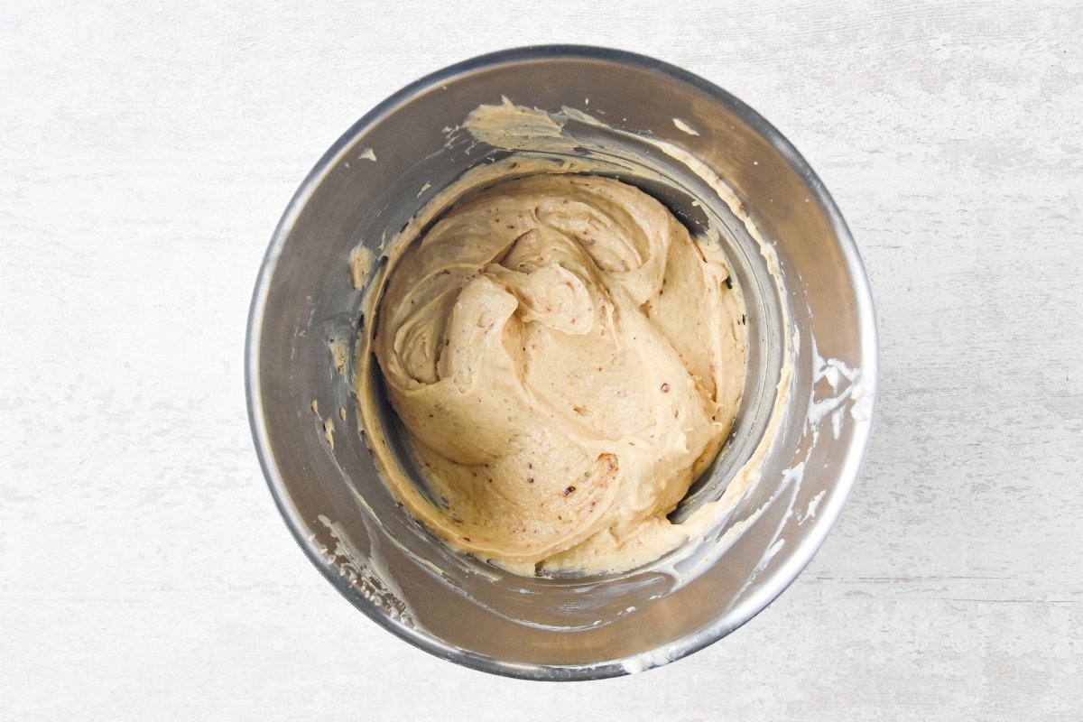 Agregamos la crema pastelera para hacer la muselina de avellanas