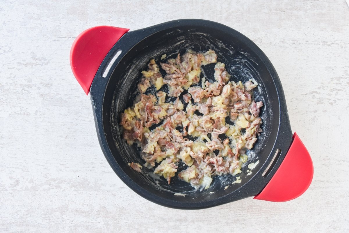 Agregamos la harina de arroz a la sartén