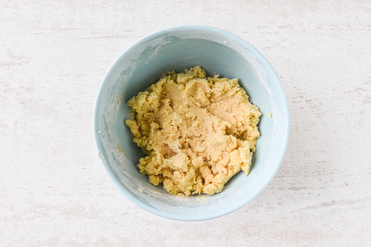 Agregamos la harina de trigo y la ralladura