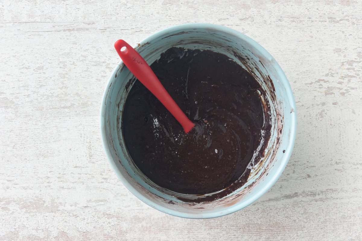 Agregamos la harina tamizada con el cacao