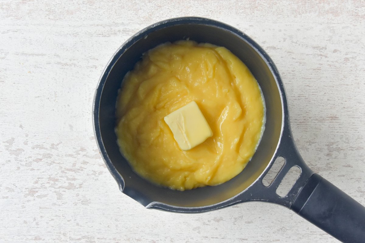 Agregamos la mantequilla a la crema de naranja