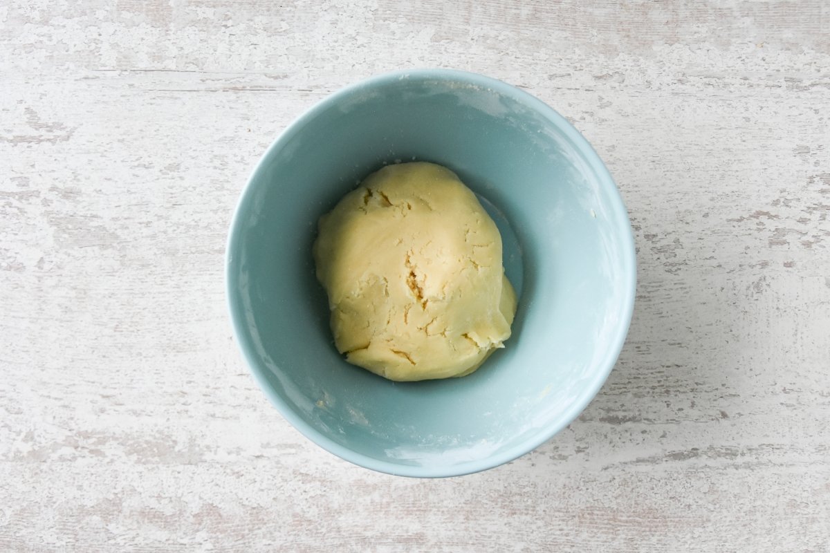 Agregamos la yema y la harina