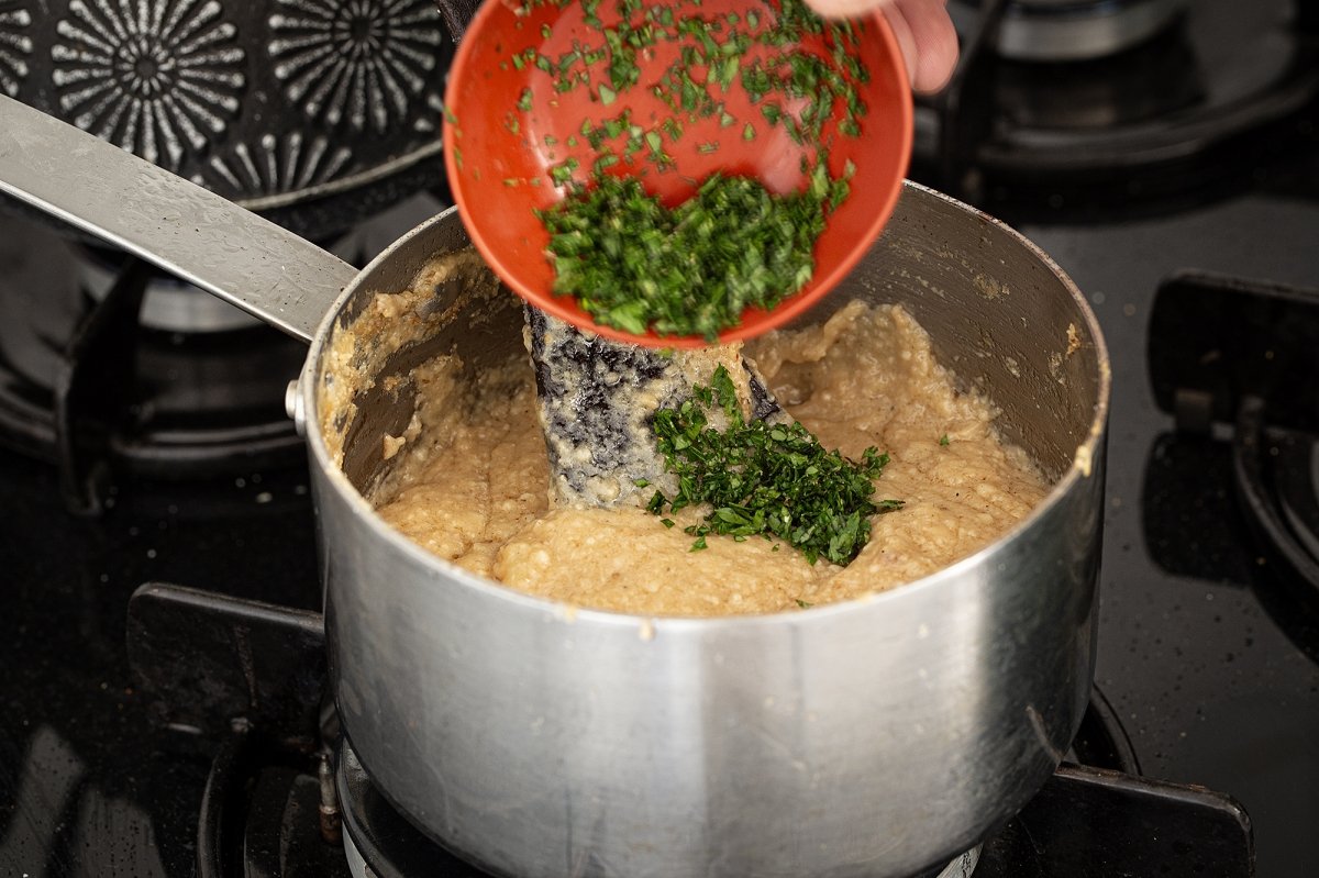 Agregamos las hierbas verdes aromáticas