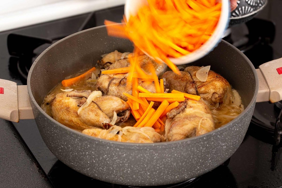 Agregamos los bastones de zanahoria al escabeche