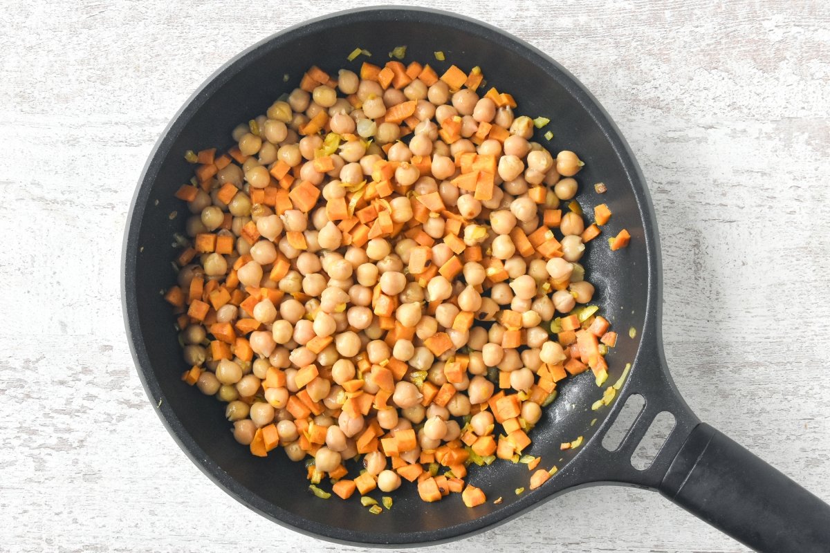 Agregamos los garbanzos a las verduras