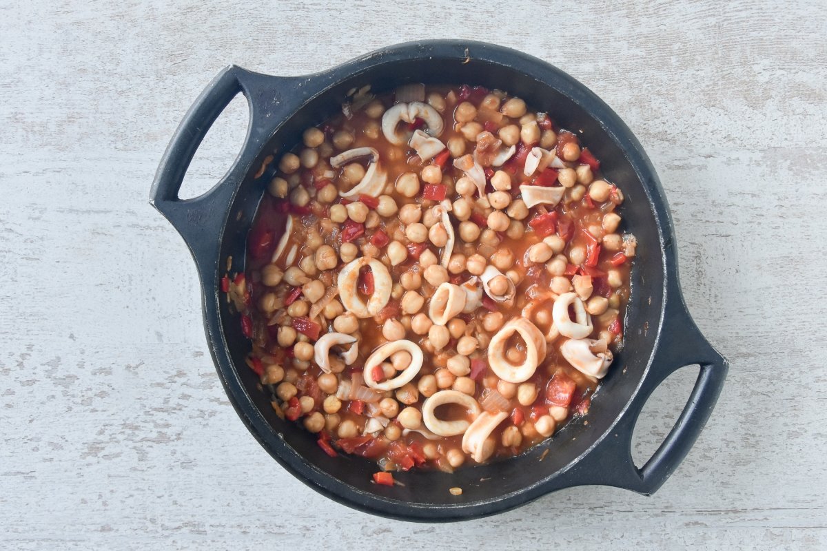 Agregamos los garbanzos y el caldo