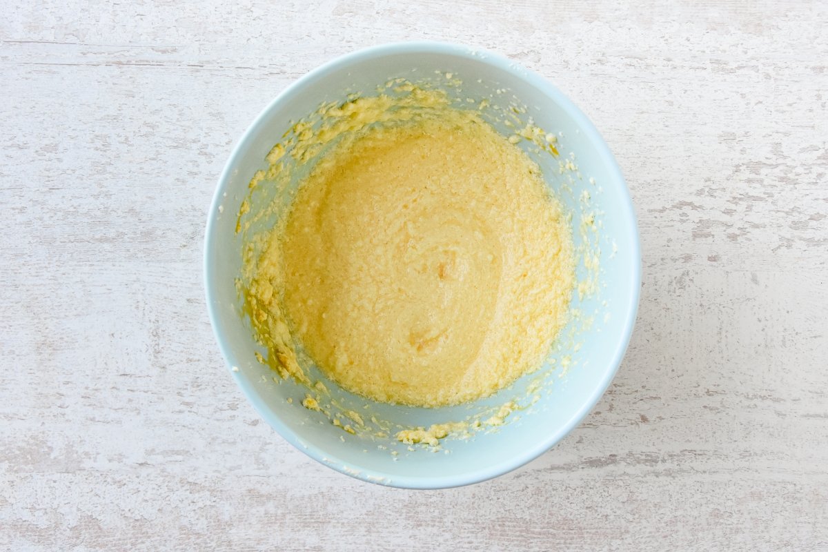 Agregamos los huevos a la crema de mantequilla