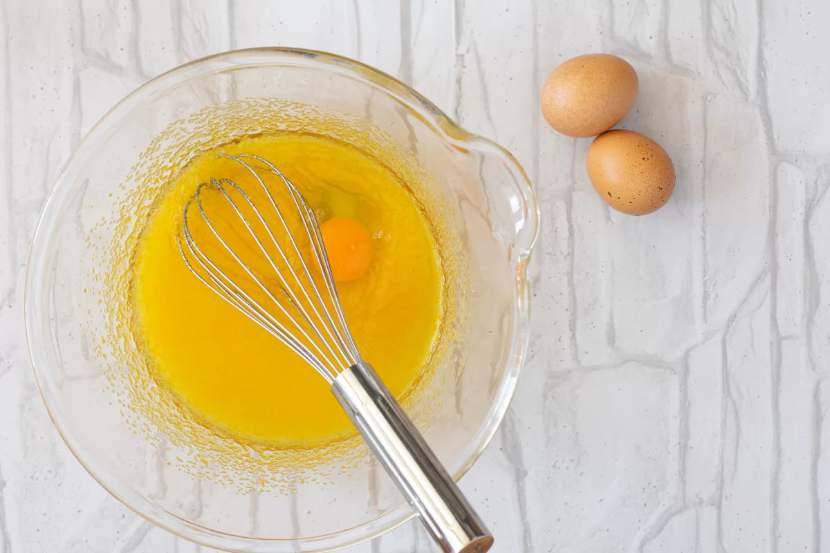Bizcocho de naranja 6 Agregamos los huevos a la masa del bizcocho de naranja
