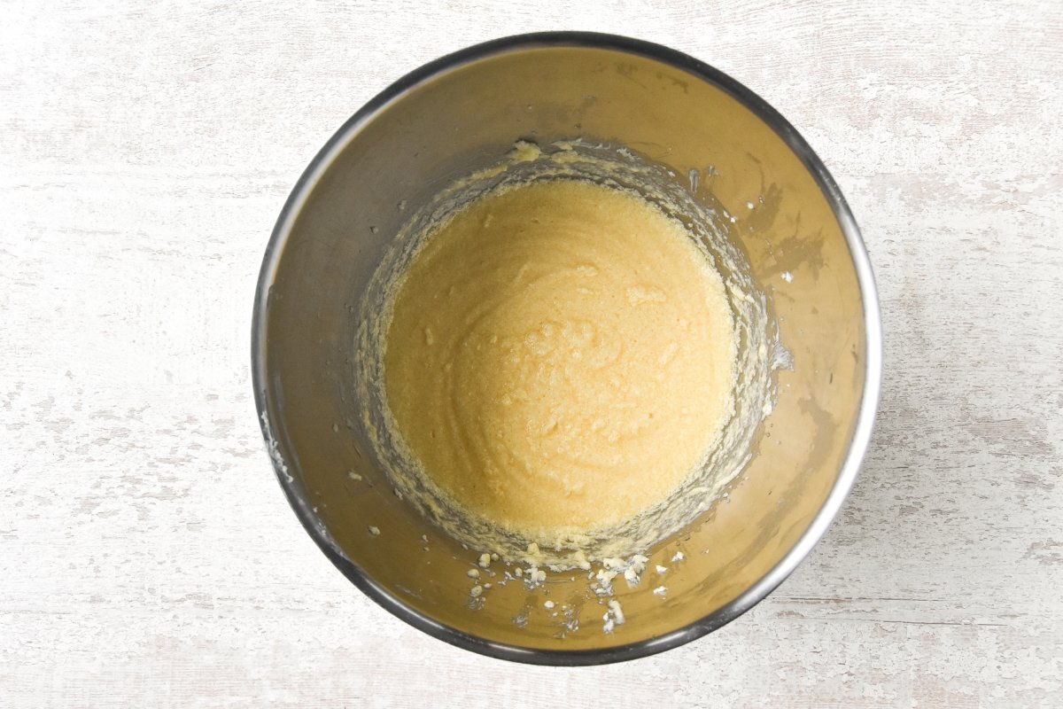 Agregamos los huevos a la mezcla de azúcar y mantequilla