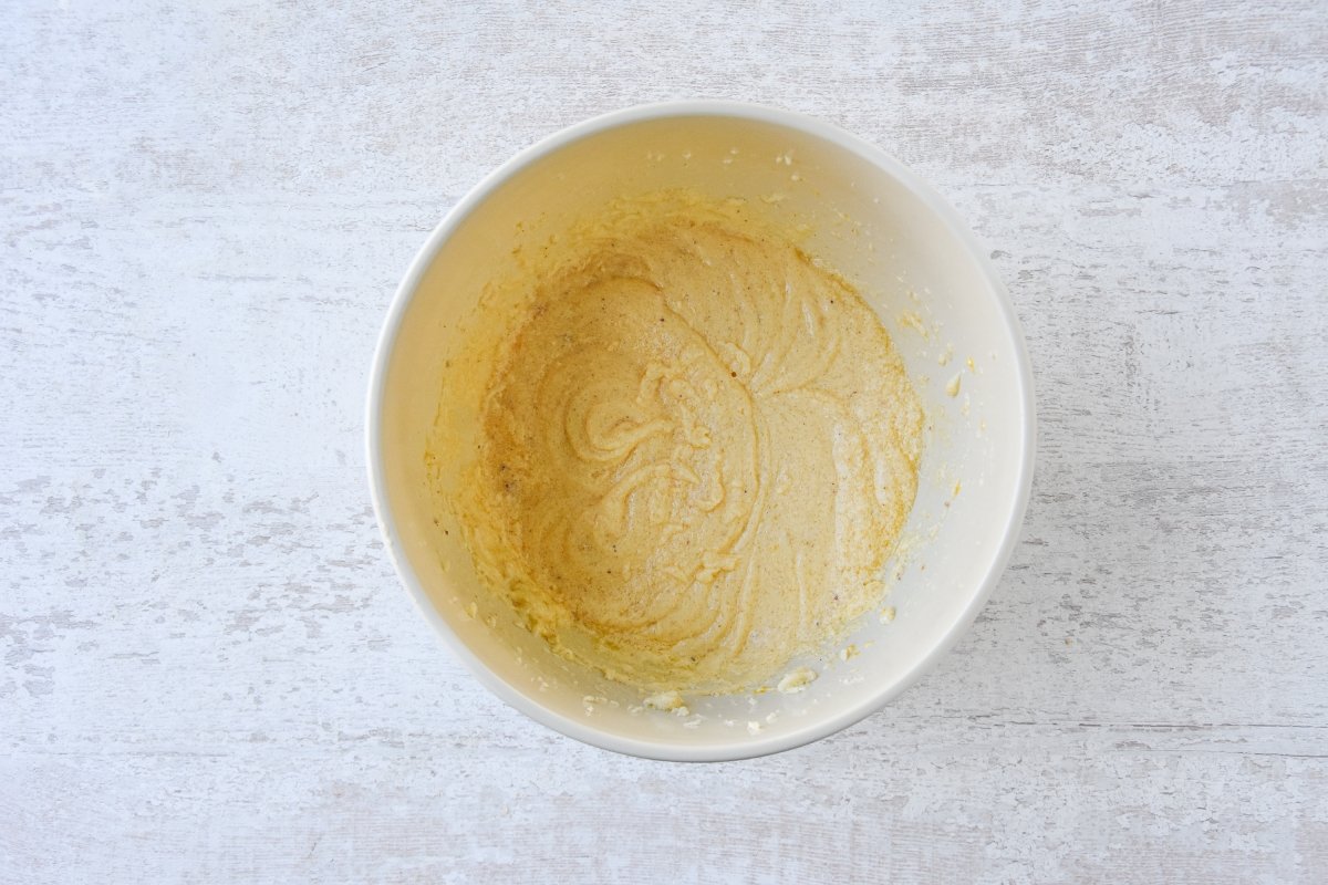 Agregamos los huevos a la mezcla de ciambella