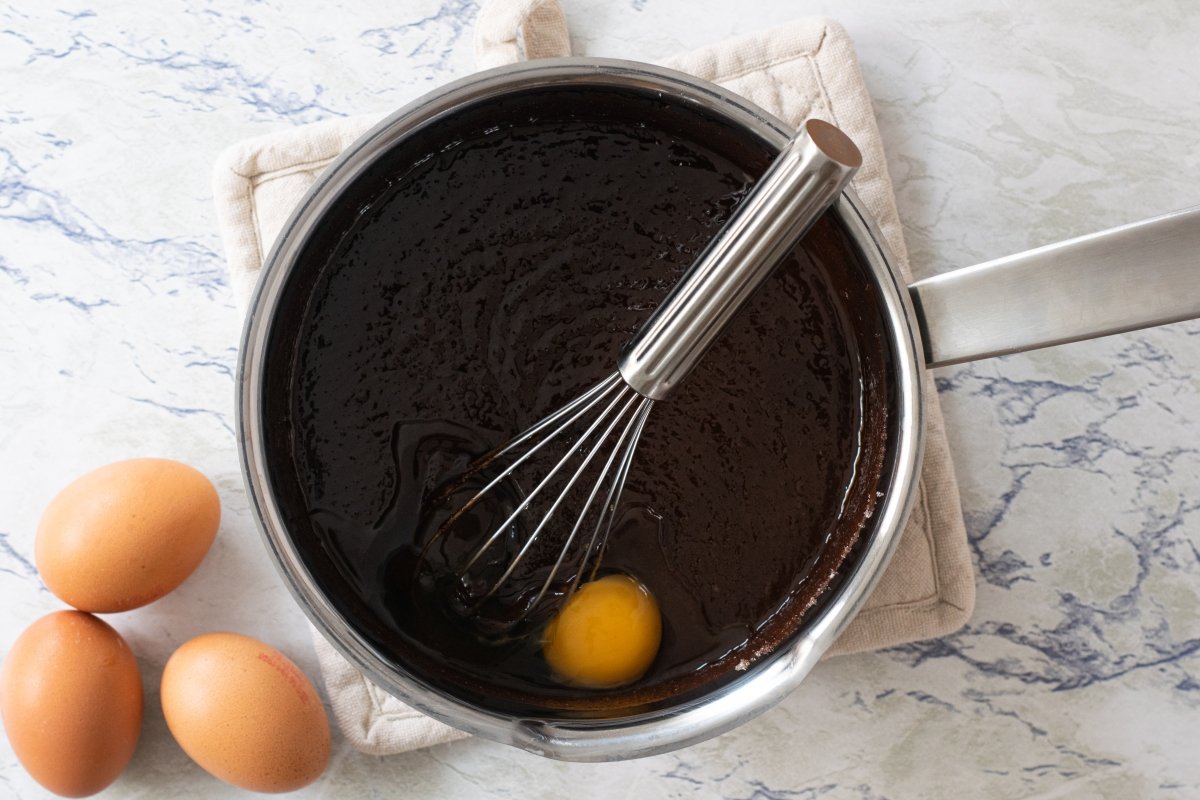 Agregamos los huevos del brownie de chocolate
