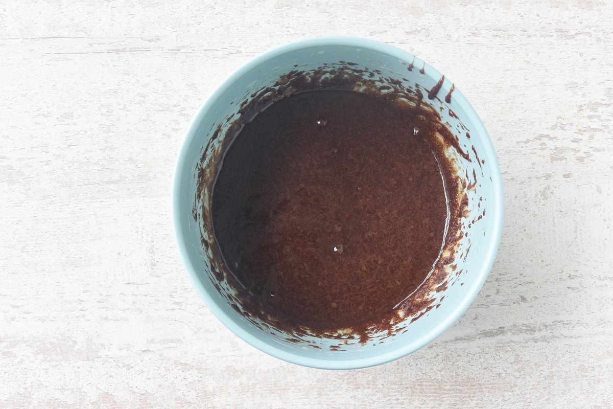 Agregamos los huevos uno a uno para hacer la masa del brownie