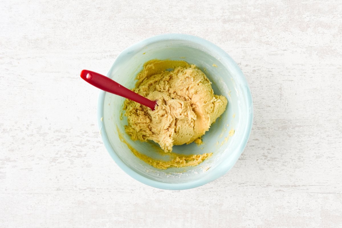 Agregamos los ingredientes secos a la mezcla