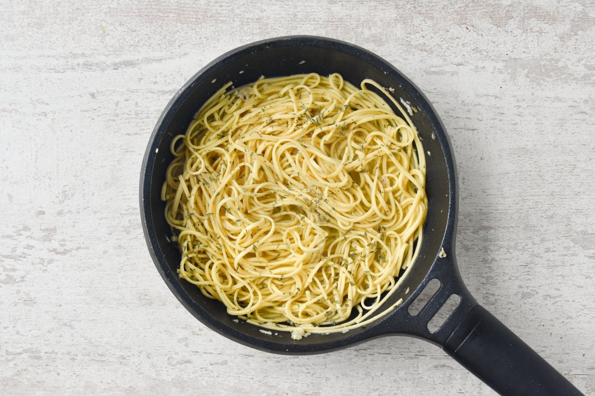 Agregamos los tagliolini y un poco del agua de cocción