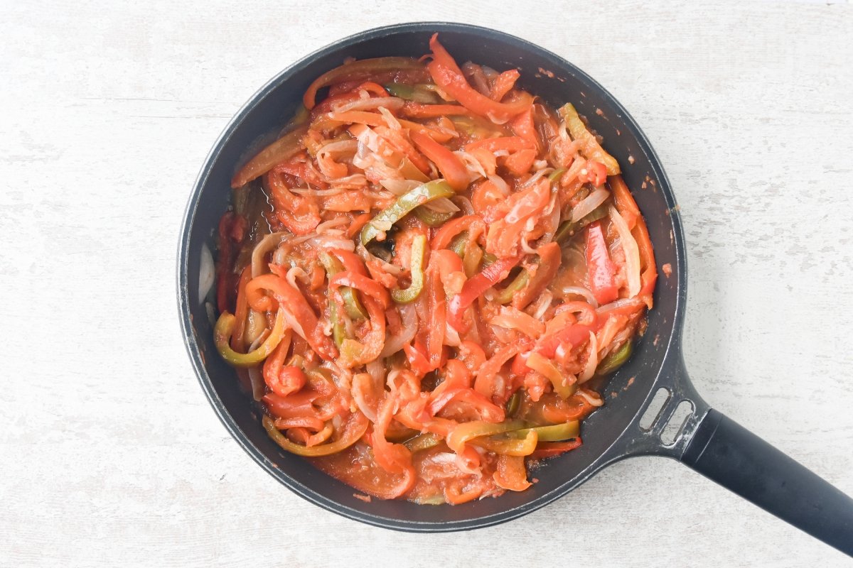 Agregamos los tomates y cocinamos el conjunto