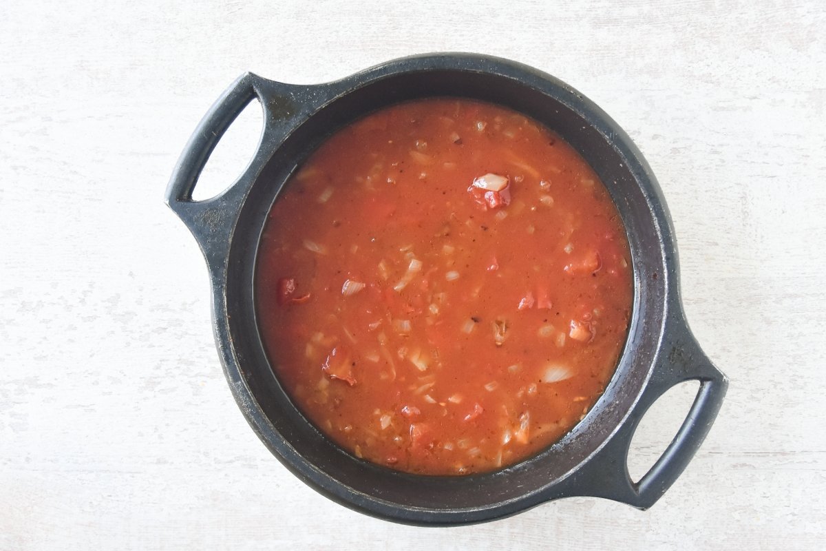Agregamos los tomates y el caldo