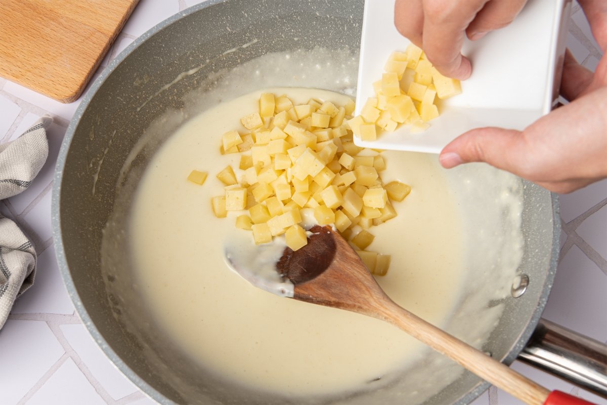 Agregando el queso a la salsa de los tagliatelle con queso