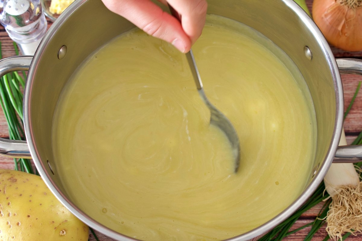 Agregando la nata de la vichyssoise tradicional en la olla