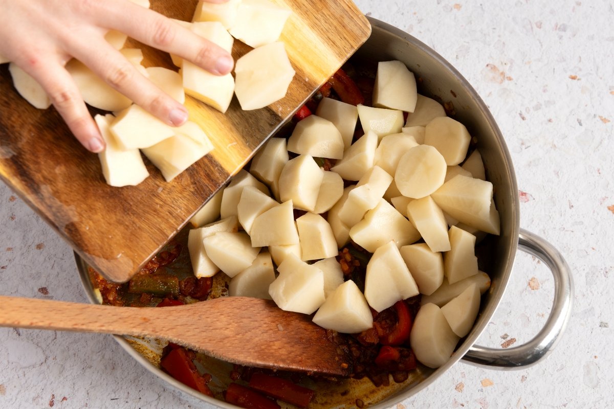 Agregando las patatas al guiso de pulpo a la mugardesa