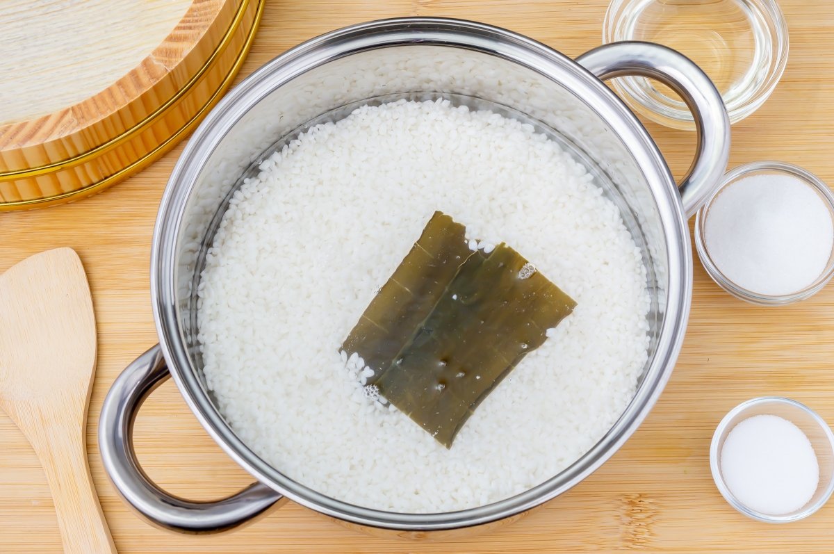 Agregar alga kombu al arroz para sushi