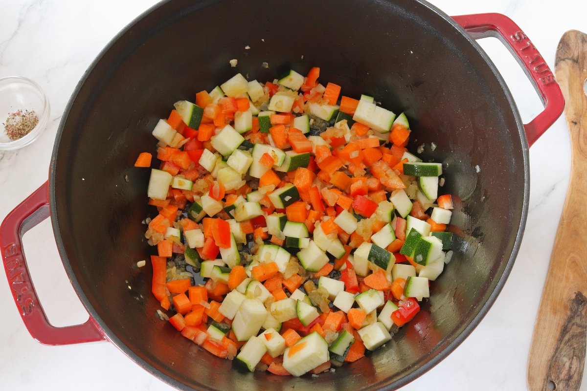 Agregar el calabacín, la zanahoria y los guisantes