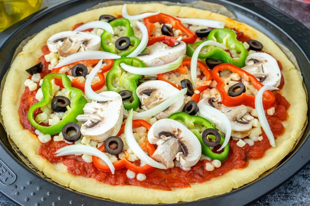 Agregar el resto de ingredientes a la pizza sin gluten