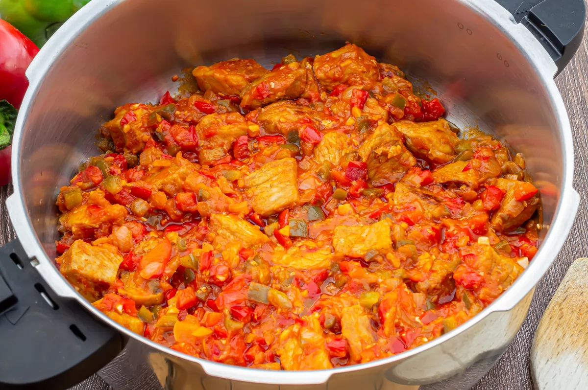 Magro de cerdo al chilindrón 9 Agregar el tomate al magro al chilindrón