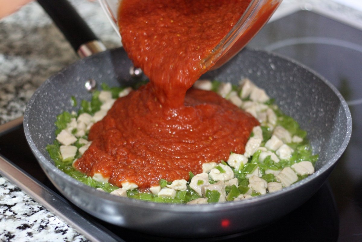 Agregar el tomate triturado