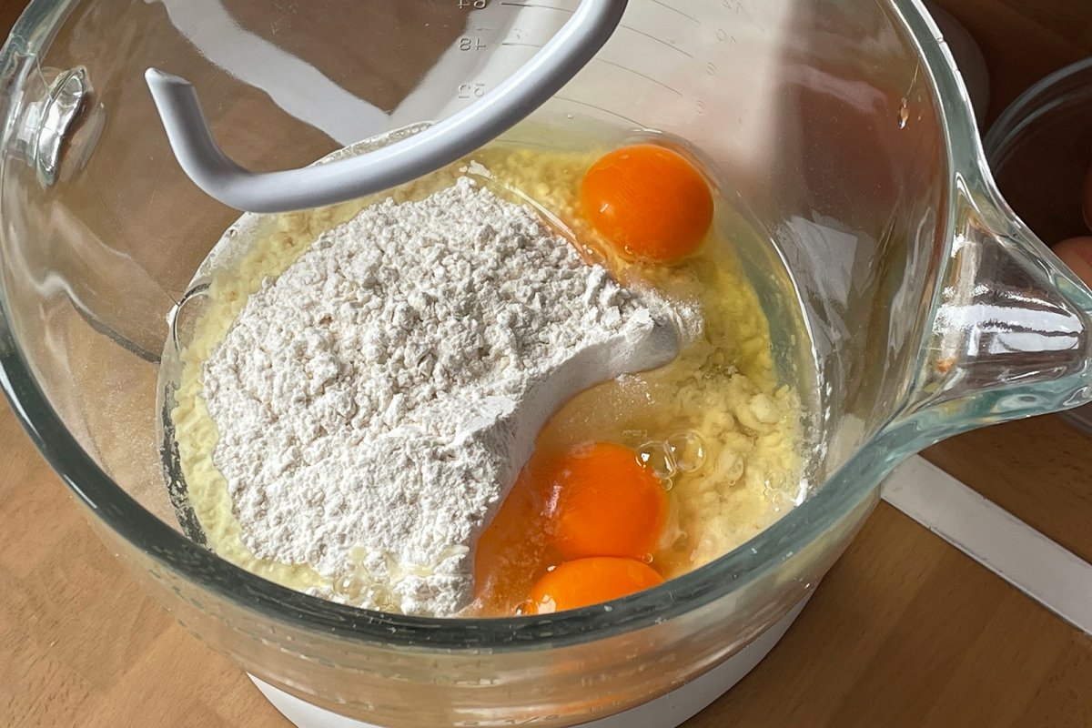 Agregar huevos a harina