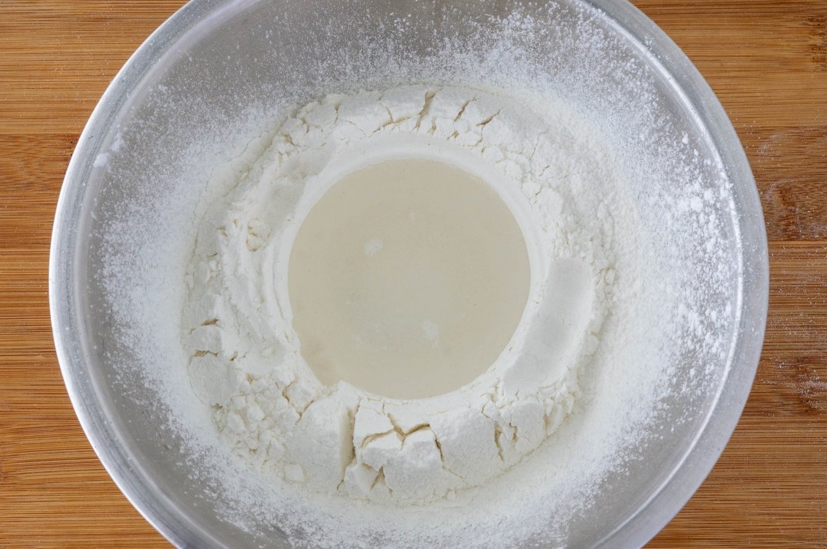 Agregar ingredientes húmedos al hojaldre sin gluten