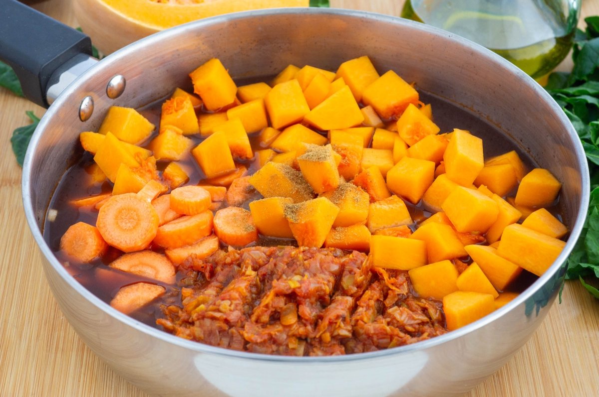 Agregar la calabaza a las azukis estofadas con verduras