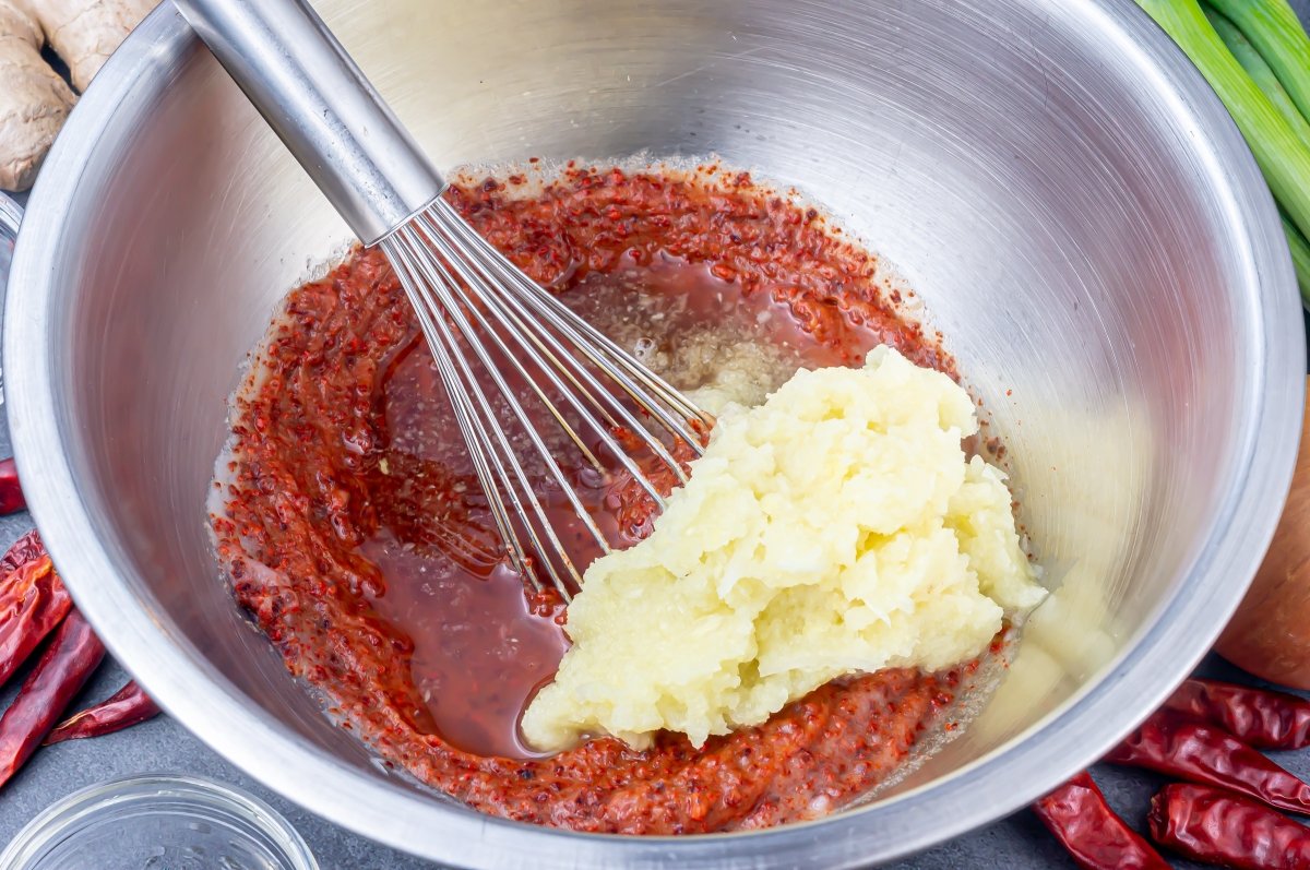Agregar la cebolla triturada y la salsa de pescado