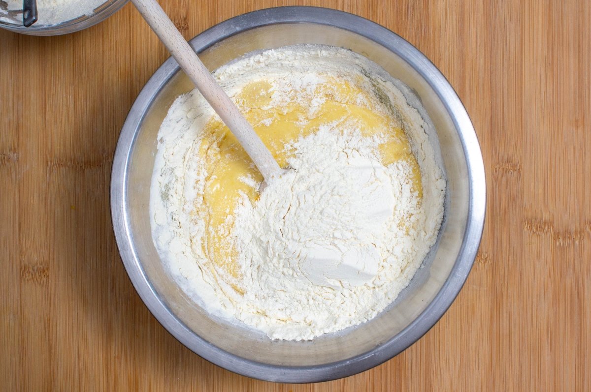 Agregar la harina para huesillos extremeños