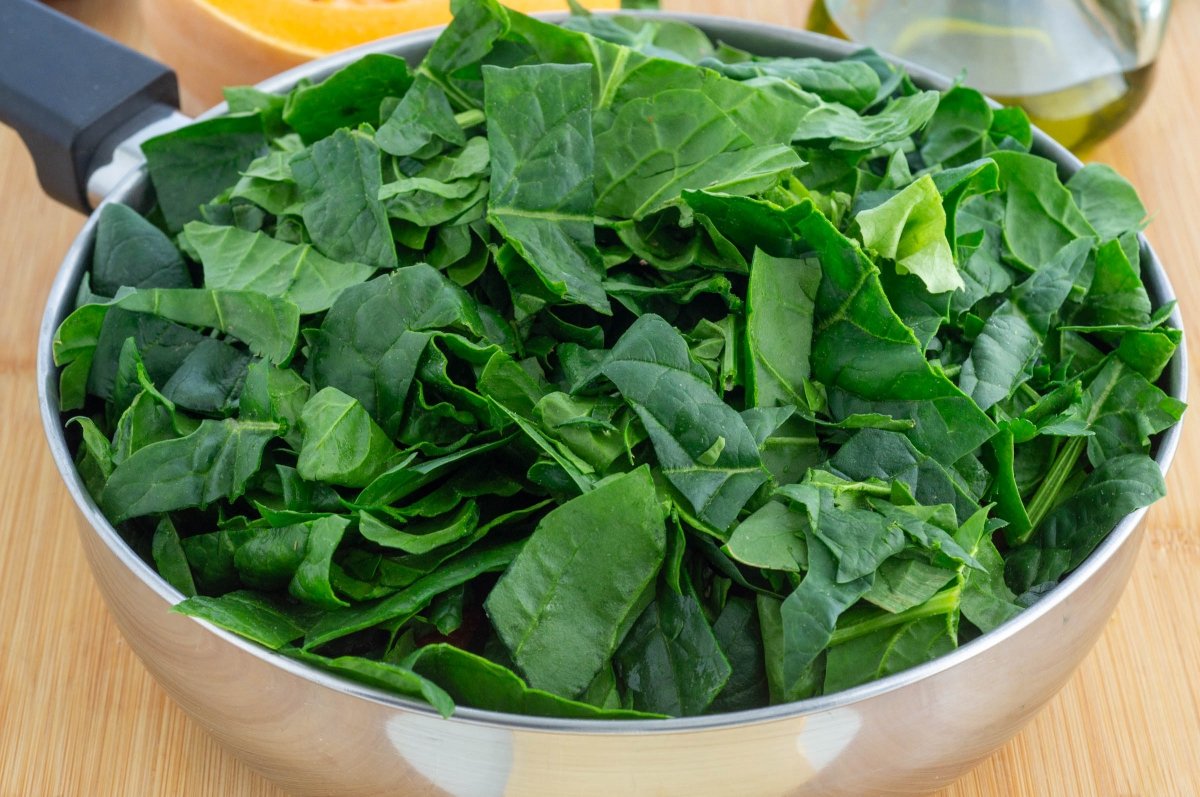 Agregar las espinacas a las azukis estofadas con calabaza y verduras