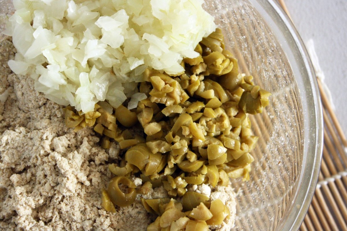 Agregar las olivas y la cebolla