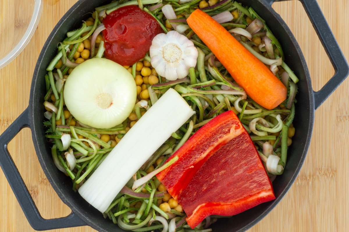 Agregar las verduras a los garbanzos con tagarninas
