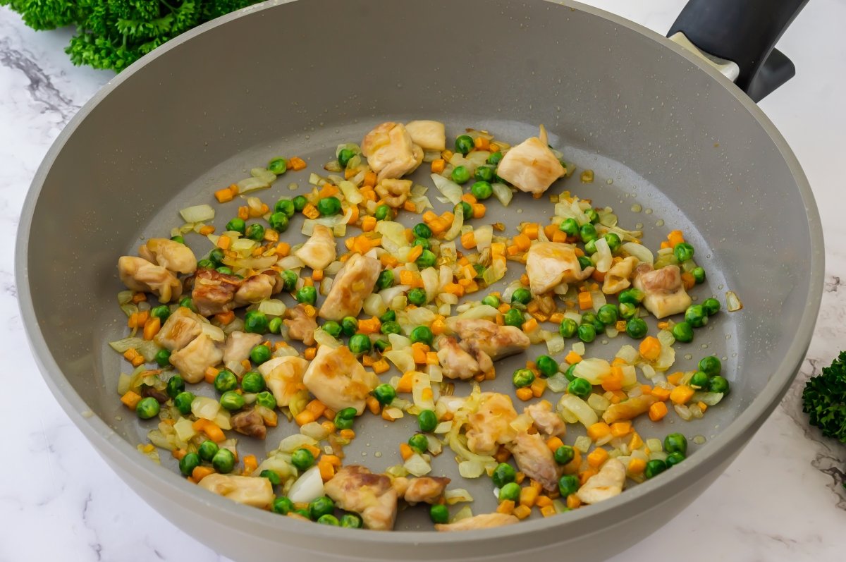 Agregar las verduras del omurice