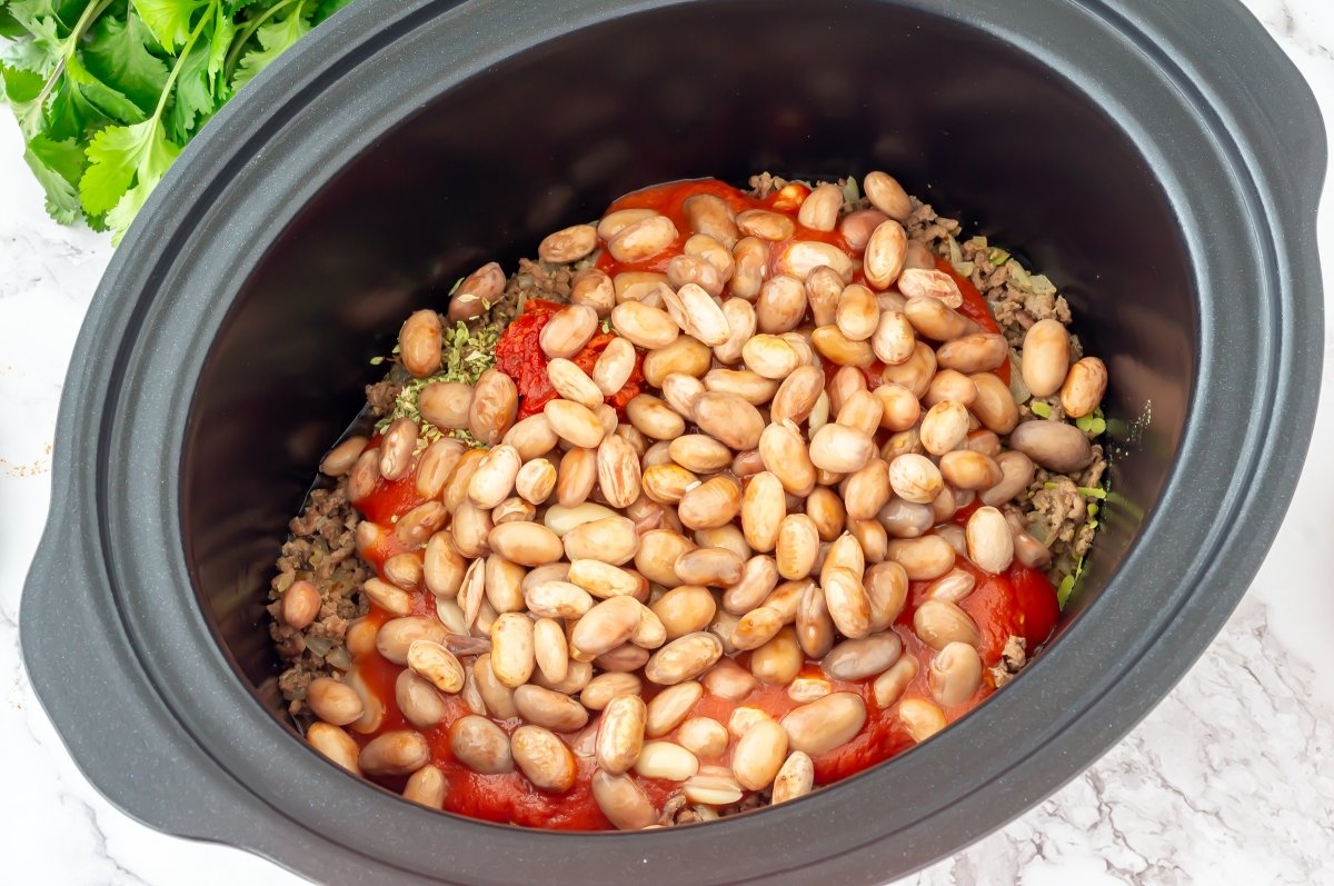 Agregar los frijoles del chili con carne en Crock Pot