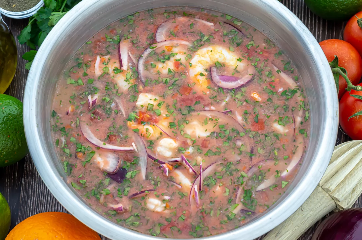 Ceviche de camarón 7 Agregar los zumos de lima y naranja al ceviche