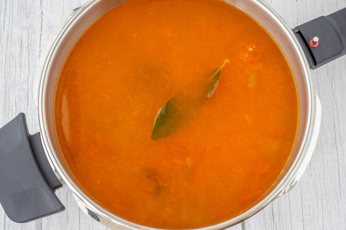 Agua para la sopa de tomate extremeña