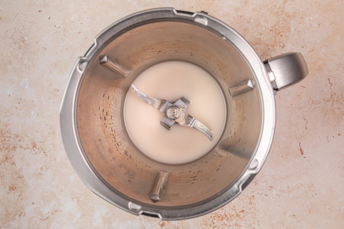 Agua y levadura de la masa de empanada en Thermomix