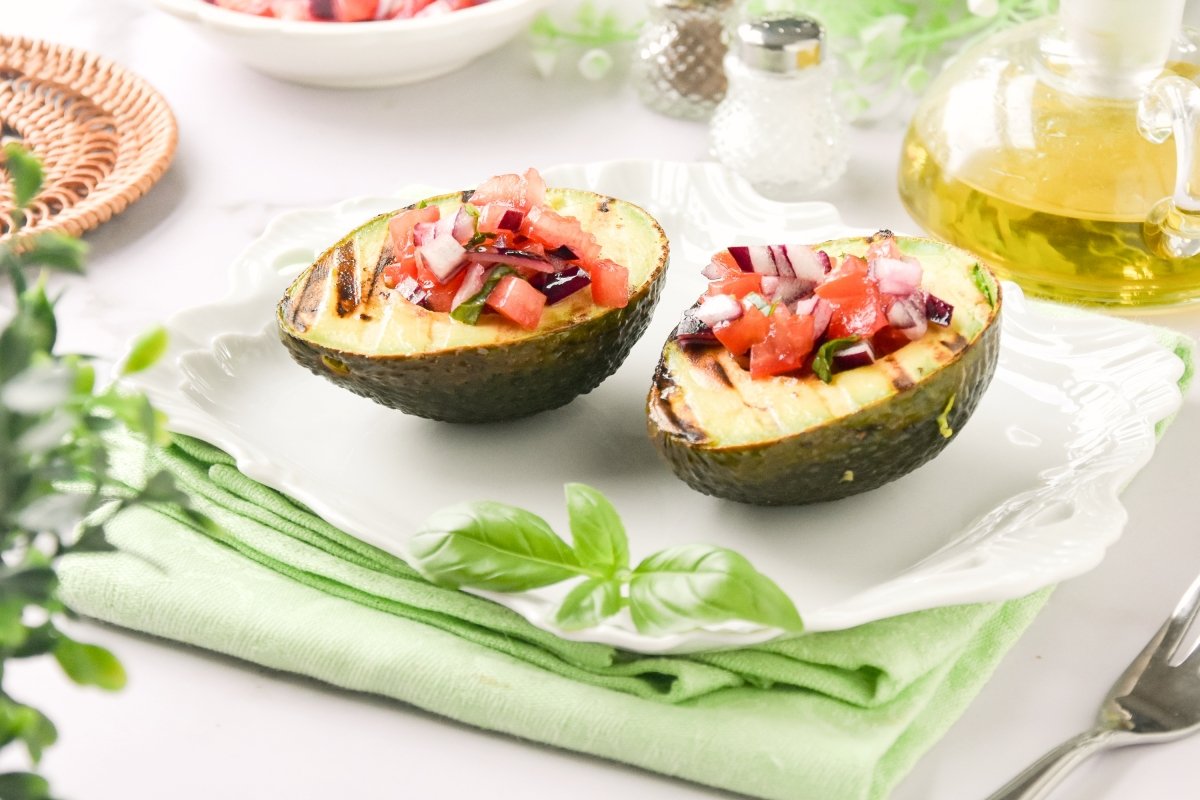 Aguacate a la plancha listo para servir