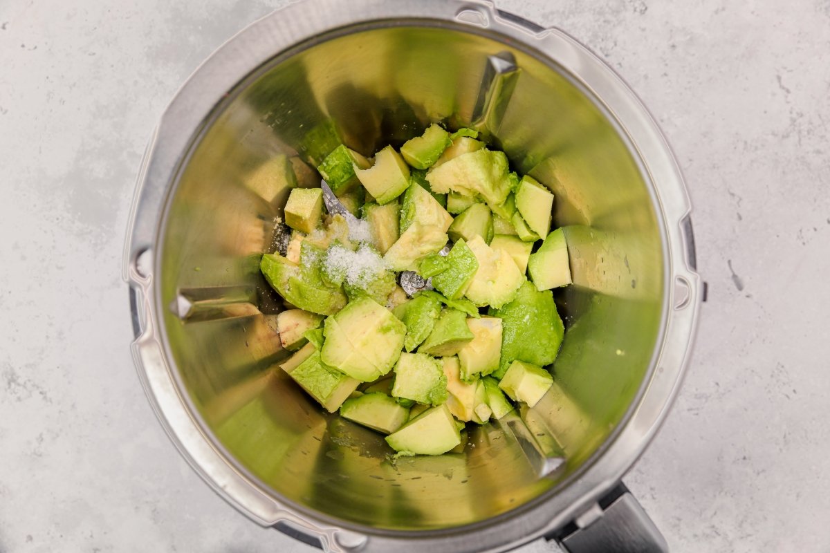 Aguacate en vaso para el guacamole en Thermomix