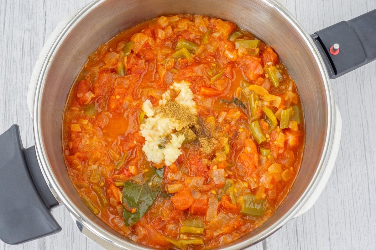 Ajo y condimentos para la sopa de tomate extremeña