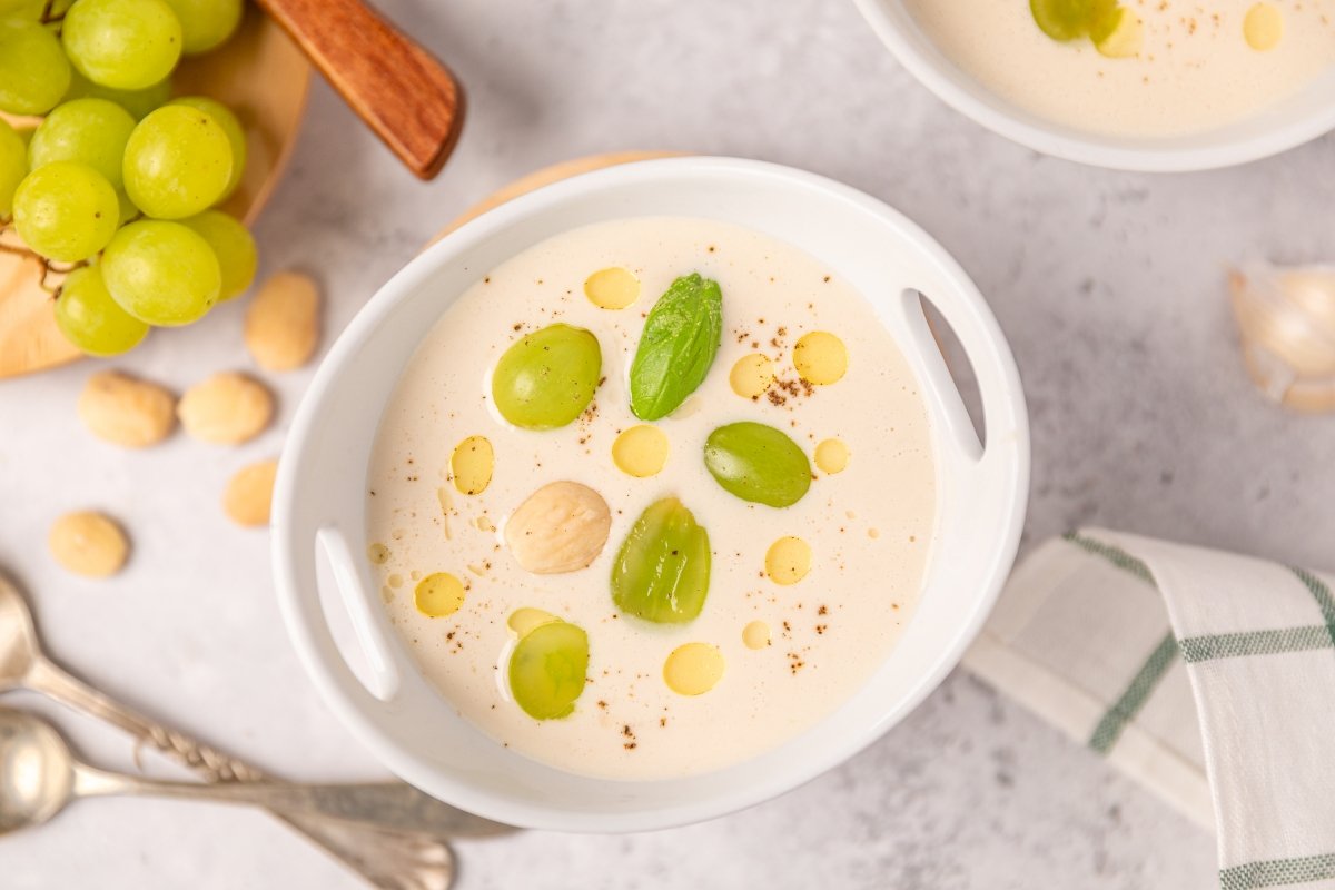 Ajoblanco en Thermomix servido