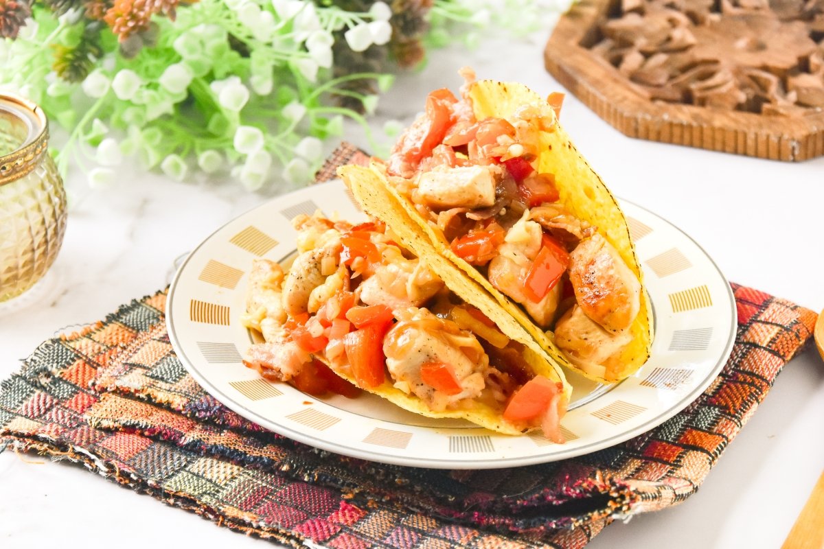 Alambre de pollo servido en tacos