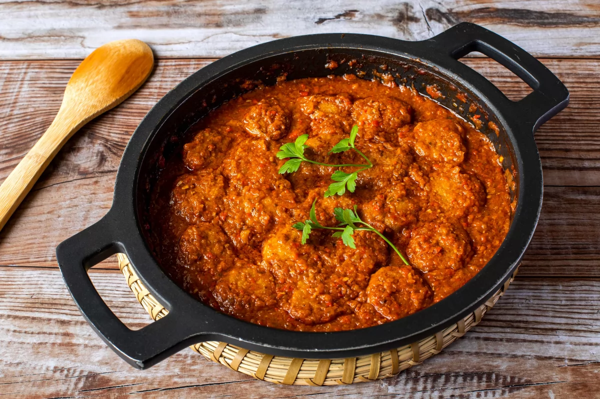 Albóndigas de carne en salsa listas para servir