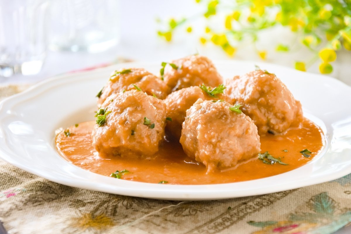 Albóndigas de cordero en salsa listas para comer