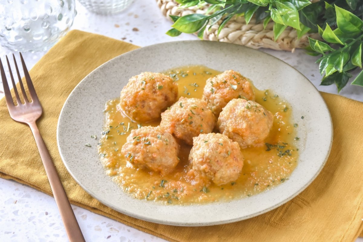 Albóndigas de pollo en salsa listas para comer